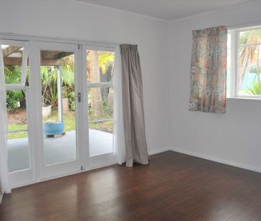 New Lynn 4 Bedrooms House with large garage - Photo 3