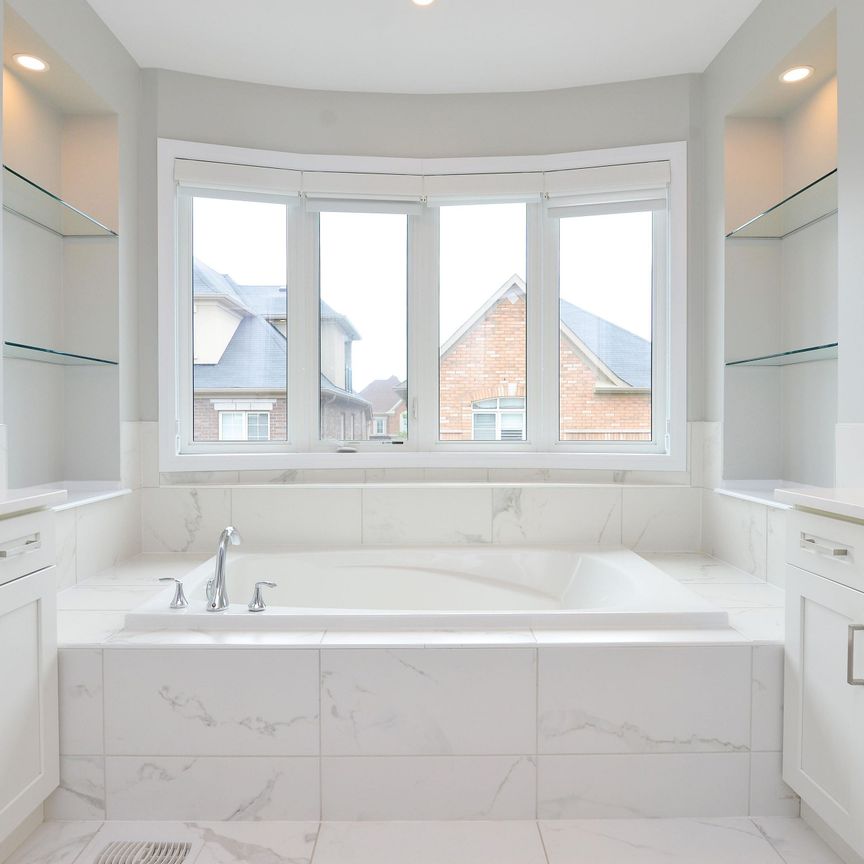 For Lease - 236 CHERRYHURST Road, Oakville, Ontario - Photo 1