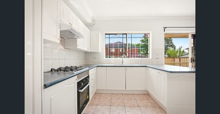 Spacious Townhouse in Prime Campsie Location - Photo 4