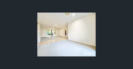 LARGE FAMILY HOME WITH A POOL! - Photo 4