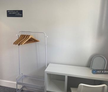 1 bedroom in a house share to rent - Photo 3