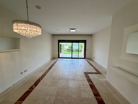 Maravilloso apartamento con jardín privado en Benatalaya, Estepona Este - Photo 3