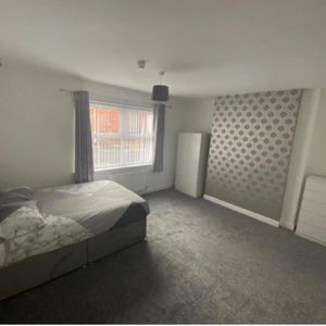 1 bedroom in a house share to rent - Photo 2