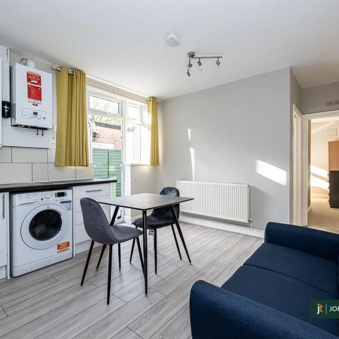 2 bedroom flat to rent - Photo 1