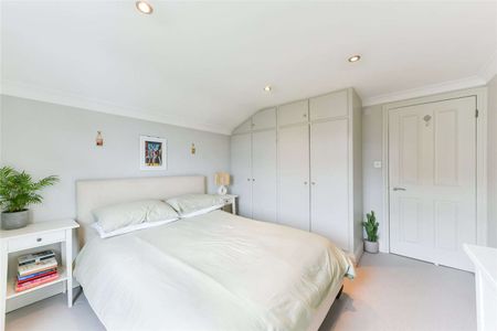 A beautifully presented three bedroom apartment. - Photo 3