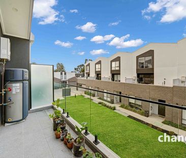 Comfort, Convenience & Contemporary Living - Photo 2