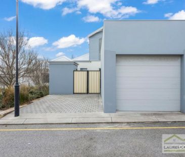 Modern & Low-Maintenance Townhouse in Quiet Location - Photo 3