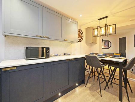 Soooo close to Stoke hospital, come and see… Rm 6 - Wedgwood (Second floor) - Photo 3