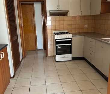 Centrally located family home! - Photo 4