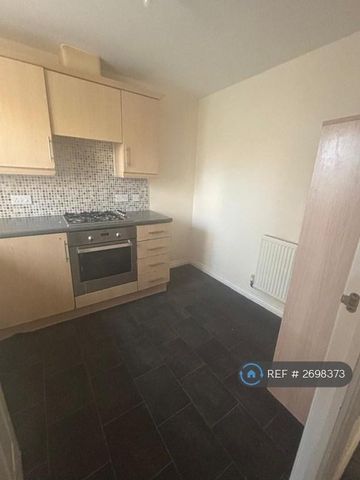 3 bedroom semi-detached house to rent - Photo 3