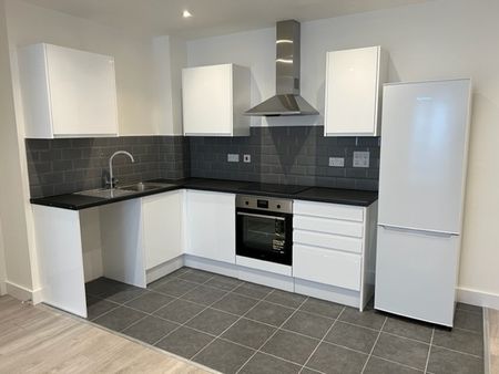 Modern 2-Bedroom, 2-Bathroom Student Apartment in Portswood, Southampton - Photo 2