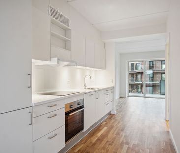 Rummelig og lys 2-værelses lejlighed med egen altan og unikke fælle... - Foto 4