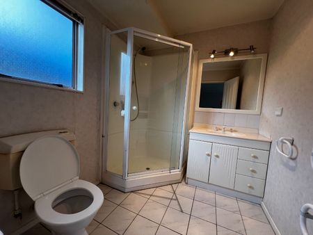 4 Bedroom, 2 Bathroom, 2 Living! - Photo 3