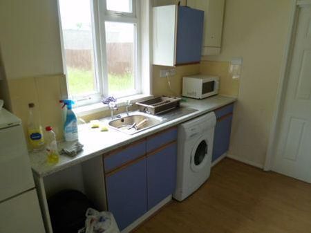 3 bedroom semi-detached house to rent - Photo 4