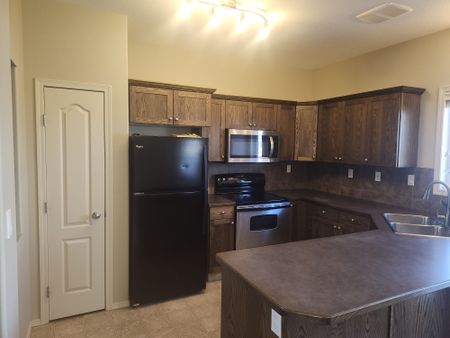 Beautiful 3 Bedroom Townhouse in Blackfalds - Photo 5