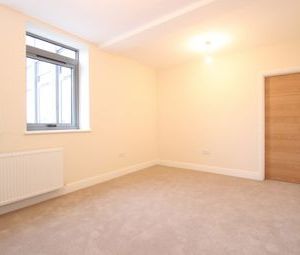 2 Bedrooms Flat to rent in Garth Road, Morden SM4 | £ 300 - Photo 1