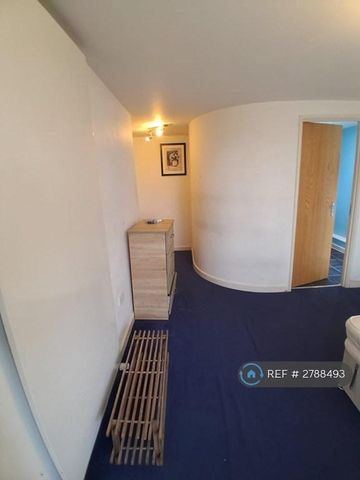 1 bedroom in a house share to rent - Photo 3