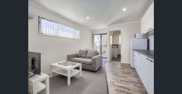 MODERN, FULLY FURNISHED, STUDIO APARTMENT - Photo 1