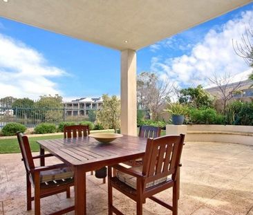 Magnificent water-front residence with so much to offer ! - Photo 3