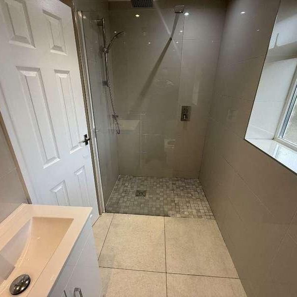 Page Moss Lane Bed Town, L14 - Photo 1