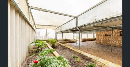 Spacious Family Living in Greenfields! - Photo 2