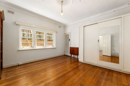 Charming Fully Furnished 1-Bedroom Apartment Moments from Fitzroy Gardens & Cafes - Photo 4