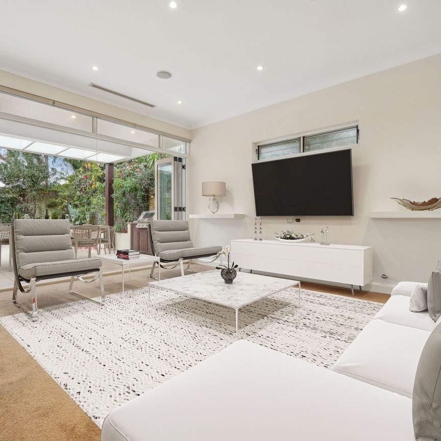 Freestanding Garden Oasis in Prime Location - Photo 1