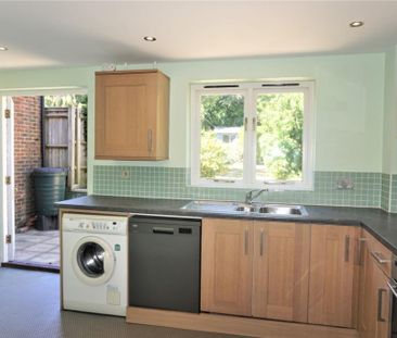 2 bedroom semi-detached house to rent - Photo 6