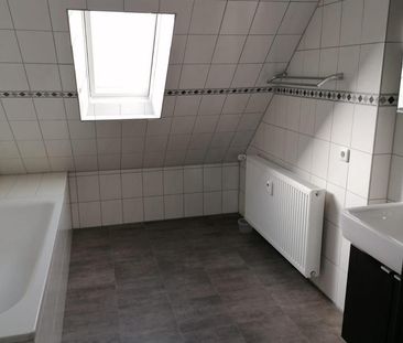 Gepflegte Dachgeschosswohnung in ruhiger Lage inkl. EBK! - Photo 1