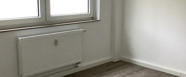 Jetzt schon sichern für Mitte März: Gemütlich aufgeteilte, renovierte 3-Zimmer-Wohnung mit Balkon im 1. OG zu vermieten - Photo 1