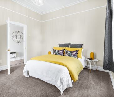 This beautifully renovated 1910s villa combines classic charm with ... - Photo 4