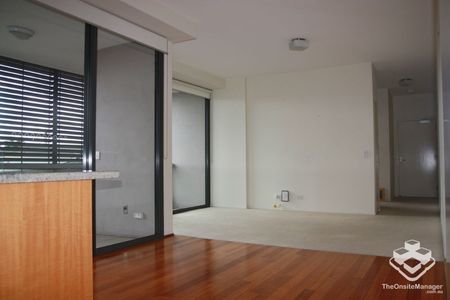 SPACIOUS 2 BED + 2 BATH APARTMENT LOCATED IN THE BEST BUILDING OF SOUTH BRISBANE WITH UNIQUE LAYOUT - Photo 5