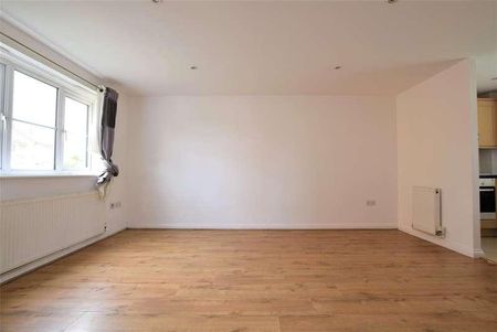 Barnard House, Nightingale Crescent, Romford, RM3 - Photo 4