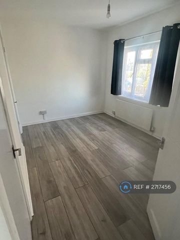 4 bedroom semi-detached house to rent - Photo 5