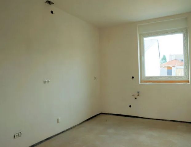 Bungalow Erstbezug in zentraler Lage mit 2 Garagen und Einbauküche - Foto 1