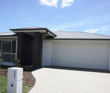 Spacious 4-Bedroom Family Home! - Photo 5