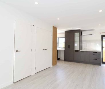 Stylish Townhouse for Rent - Photo 2