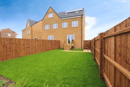 3 bedroom semi-detached house to rent - Photo 5