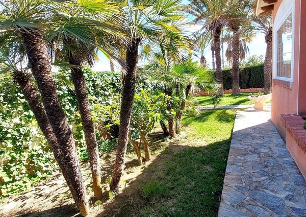Villa con la piscina privada en Cabo Roig.