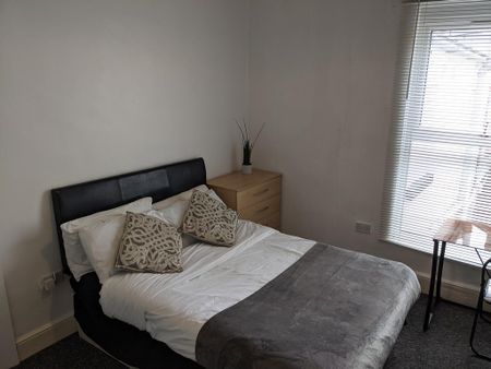 5 bedroom terraced house to rent - Photo 3