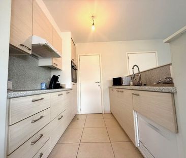 Centraal gelegen, lichtrijk appartement met 1 slaapkamer en dressing - Photo 4