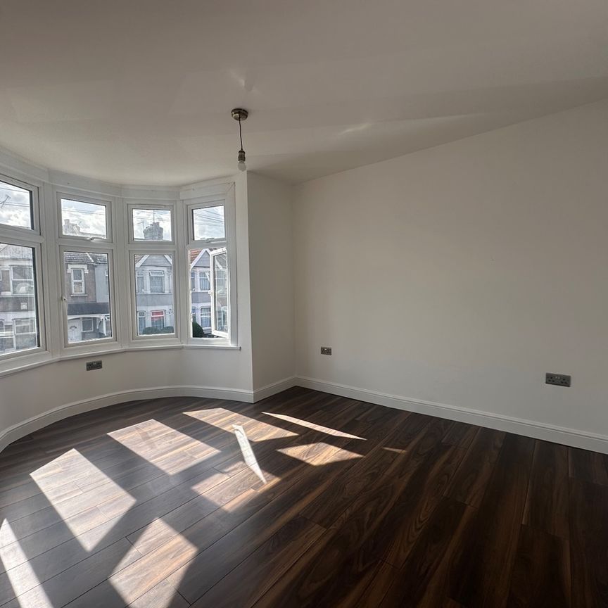 4 Bed Terraced House, Movers Lane, IG11 - Photo 1