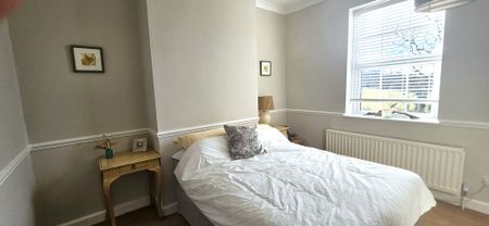 2 bedroom mid terrace to let - Photo 3