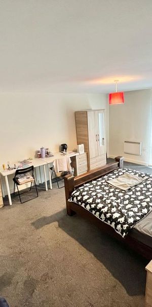 1 bedroom in a house share to rent - Photo 1