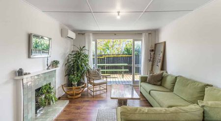Classic Kiwi Design - Modernised kitchen with 3 + 1 bedrooms (bonus of purpose-designed sleepout) - Photo 3