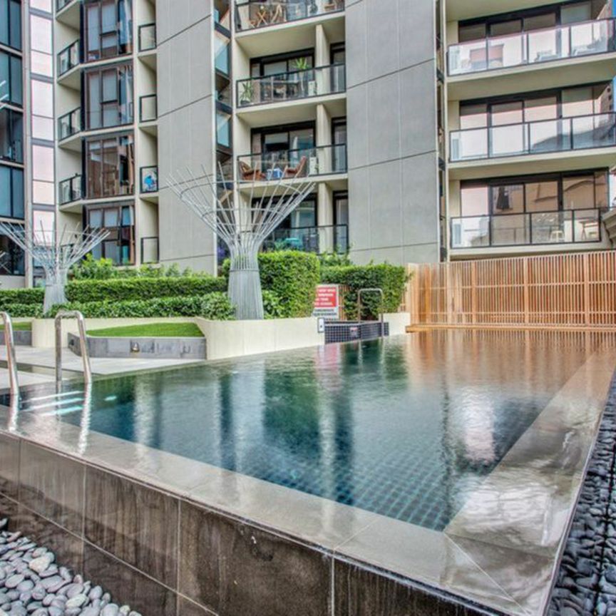 One step to all facilities! 2-bedroom apartment in the heart of South Yarra for lease! - Photo 1