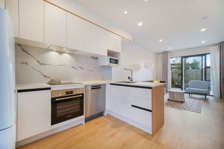 Modern, Low-Maintenance Living in Sought-After Te Atatū Peninsula - Photo 3