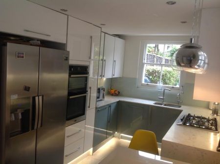 Beautiful spacious and welcoming bright room - Photo 2