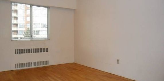 Two Bedr Apartment with Hardwood Floors - Photo 2