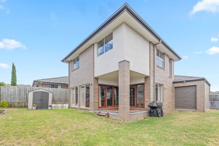 Exquisite Family Living in a Modern Luxury Home - Photo 5